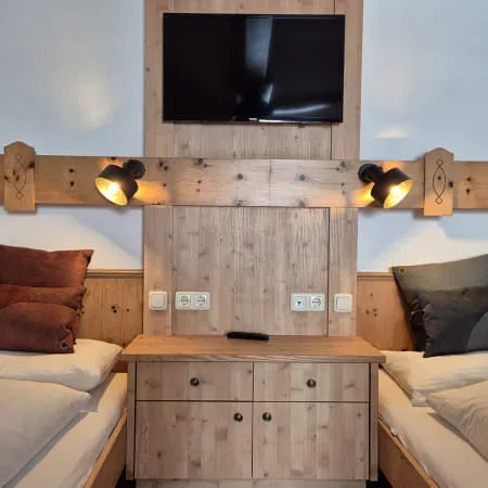 Gemütliches Schlafzimmer mit zwei Betten und TV.