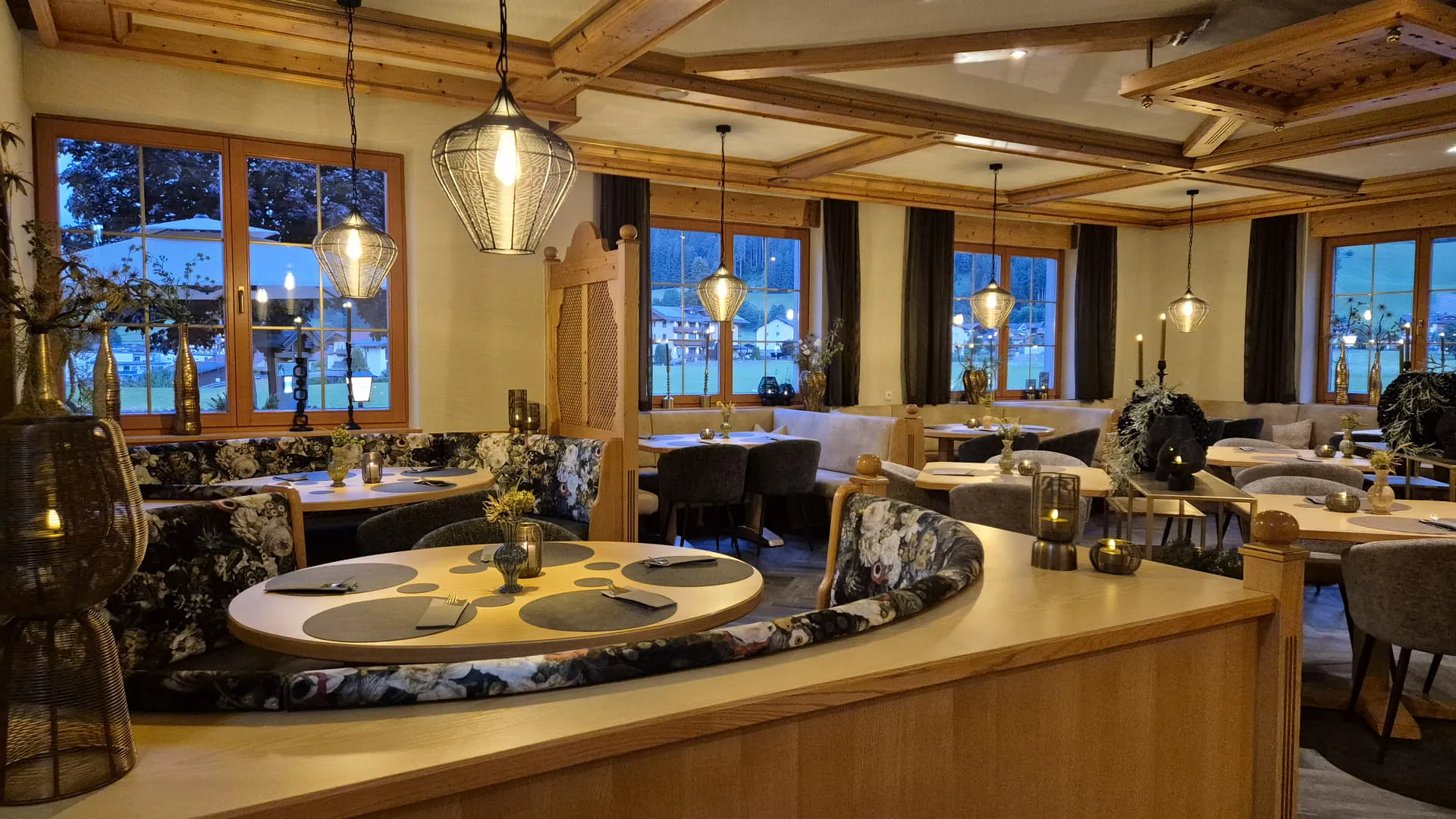 Elegantes Restaurant mit Holzdekor und stilvollen Möbeln