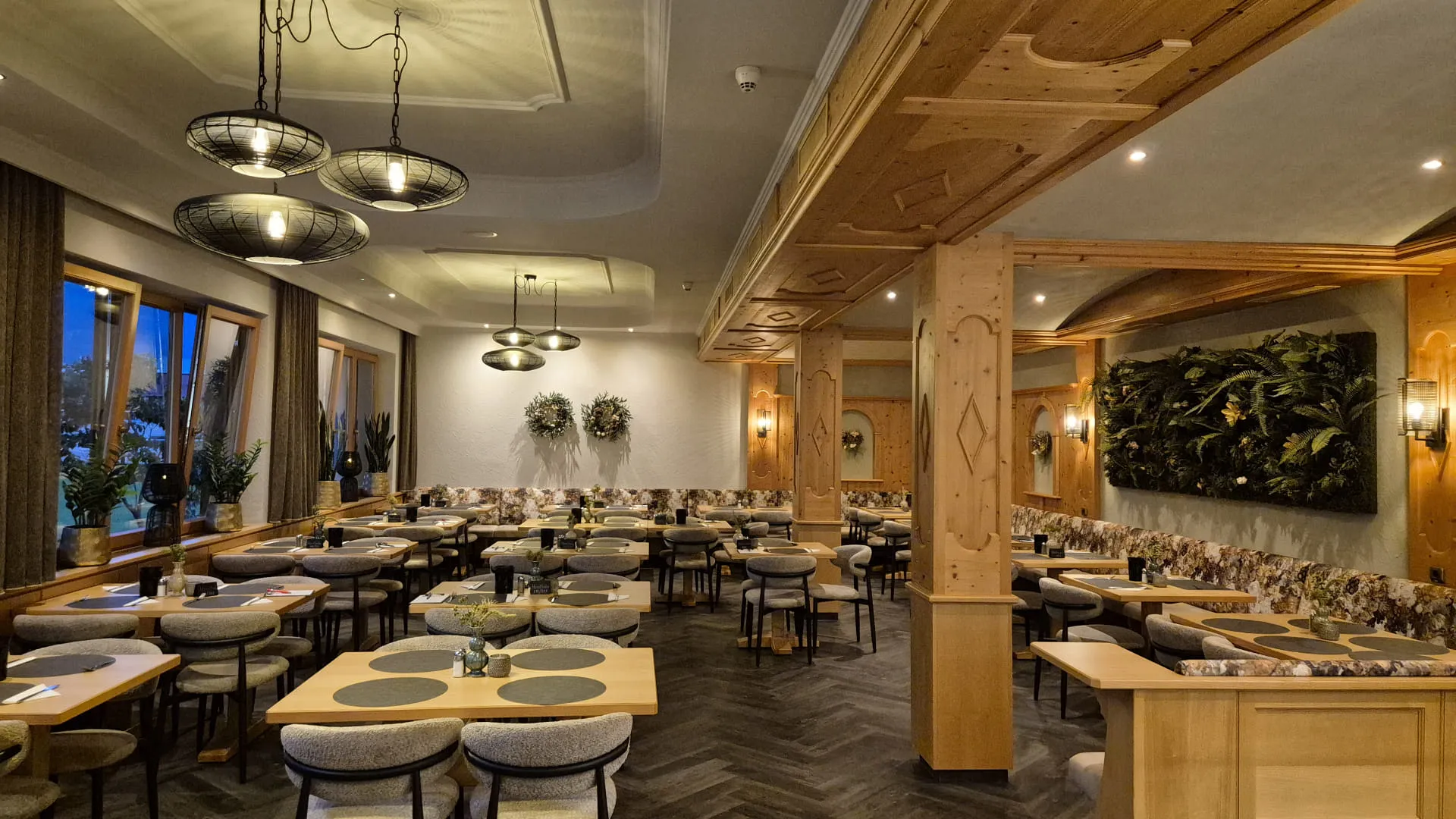 Heller Speisesaal mit Holzdekor und vielen Tischen