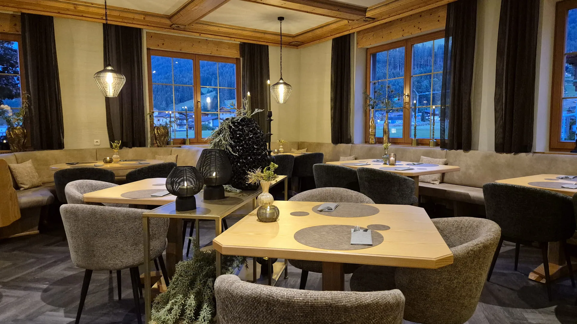 Gemütliches Restaurant mit Holzmöbeln und Fenstern.