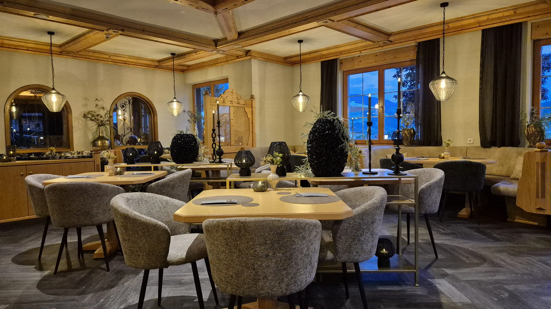 Elegantes Restaurant-Interieur mit Tischen und modernem Dekor