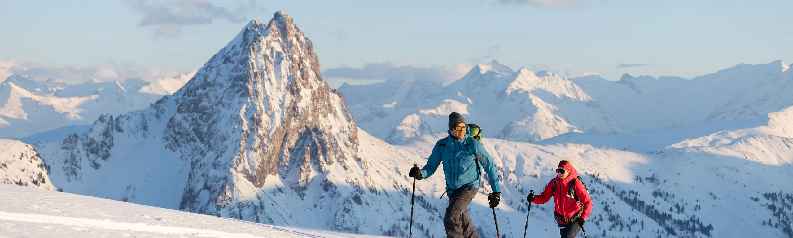 Skifahrer in der Winterlandschaft des Brixentals mit Berg im Hintergrund