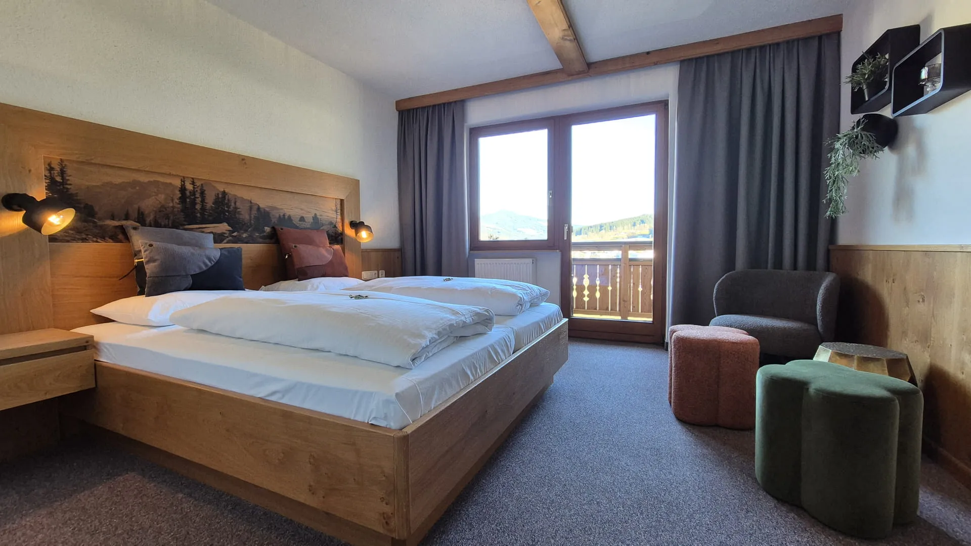Helles, modernes Schlafzimmer mit Holzdetails und Aussicht auf die Berge.