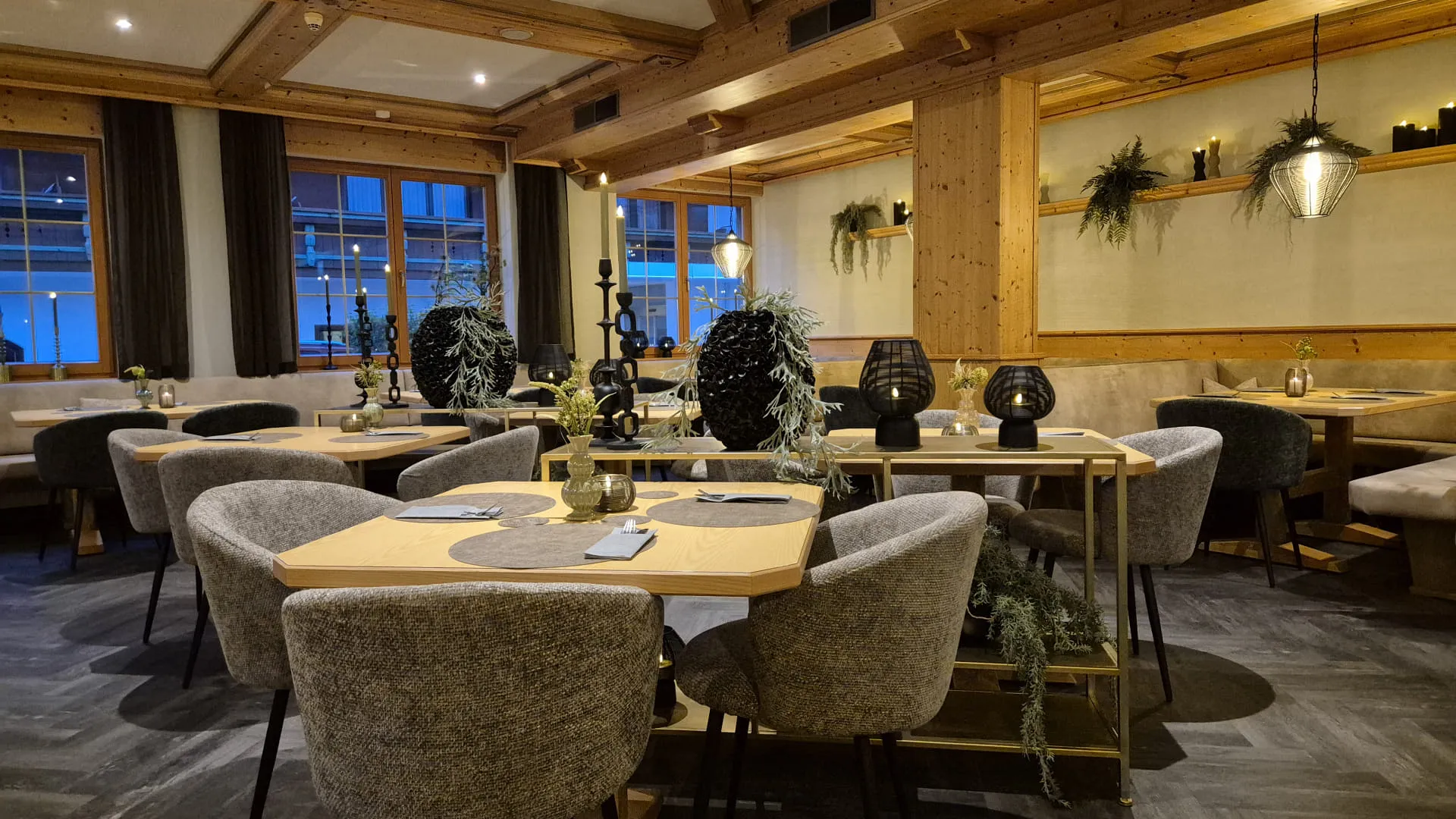 Gemütliches Restaurantinterieur mit Tischen und warmem Licht