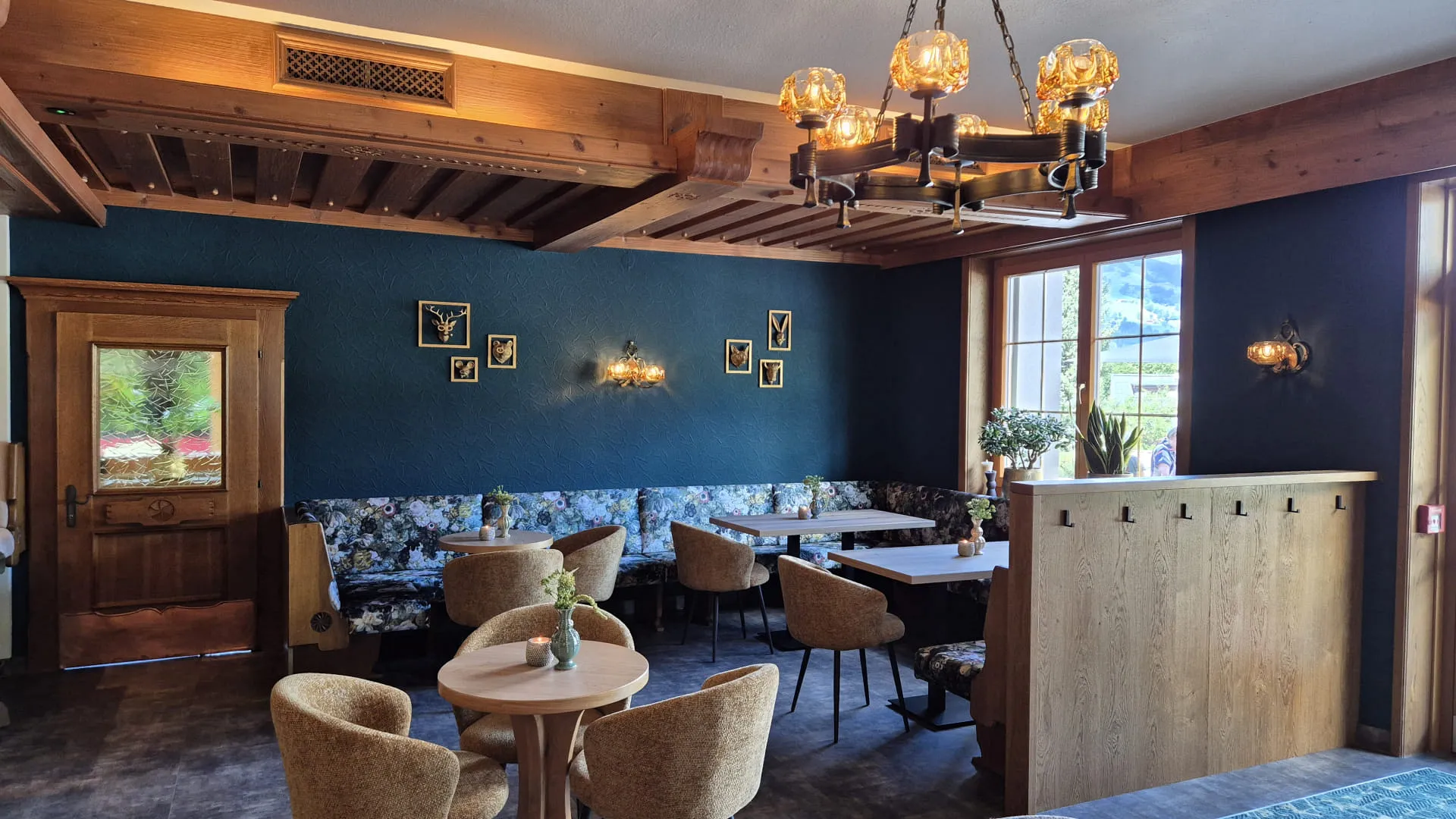 Moderne Bar mit Holzmöbeln und dekorativen Bildern an der Wand
