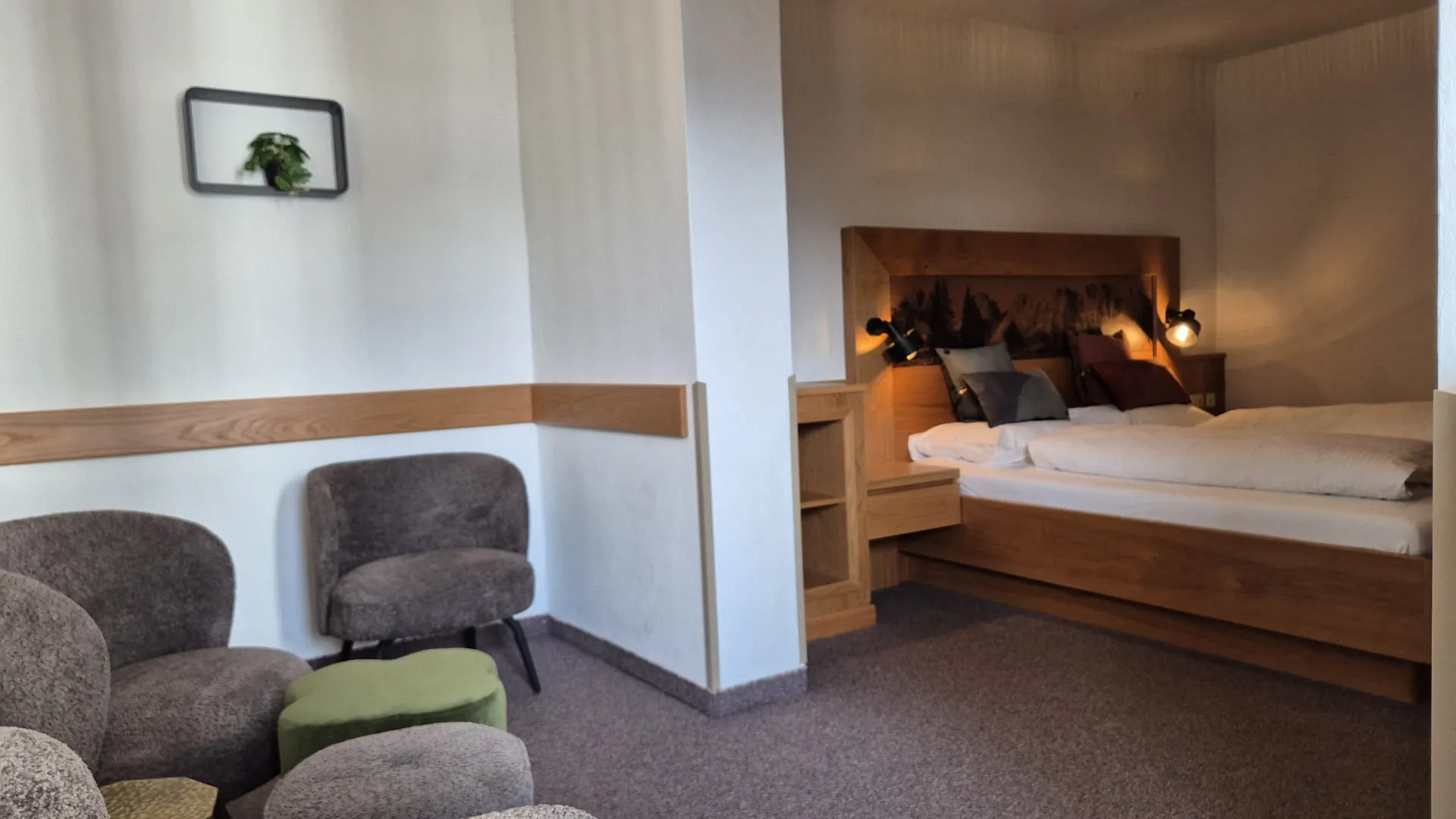 Modernes Schlafzimmer mit Sitzbereich und Holzdetails